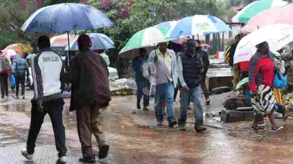 Nairobi Weather Alert: Showers Expected During Idd-ul-Fitr People in Nairobi using umbrellas during rain showers